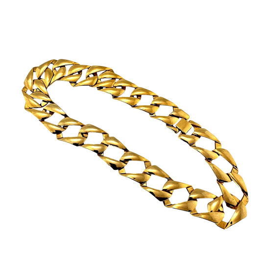 Chunky gold-tone link necklace – link detail close-up