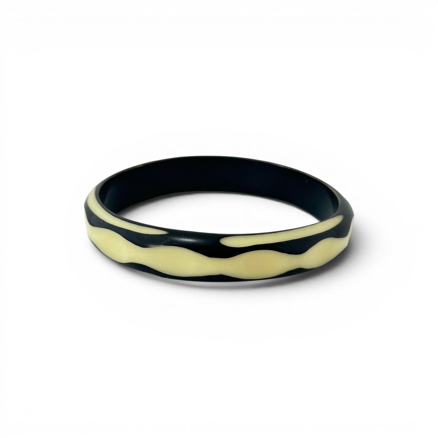 Hand-carved two-tone Bakelite bangle, cream wave on black — front