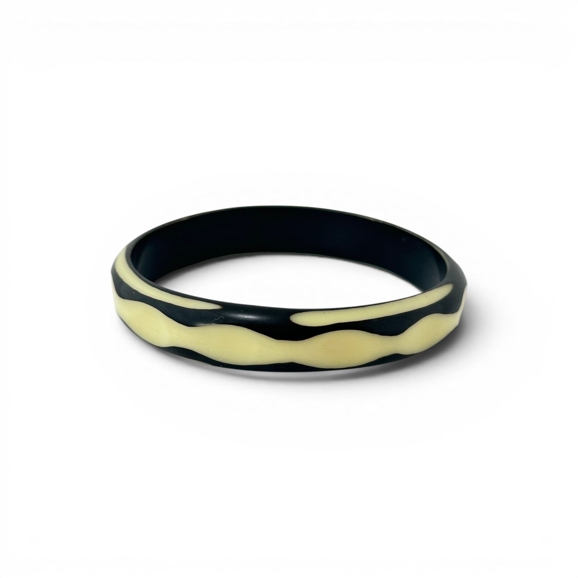 Hand-carved two-tone Bakelite bangle, cream wave on black — front