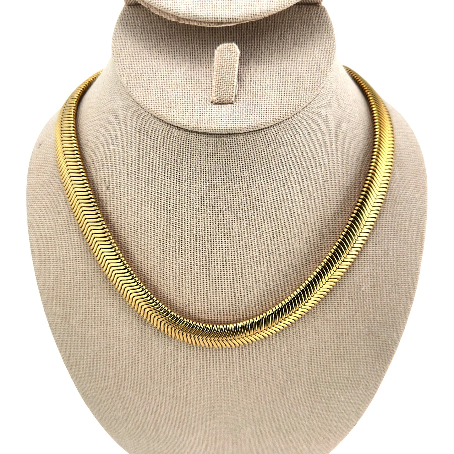 Flat-sitting sculpted gold-tone necklace – front view