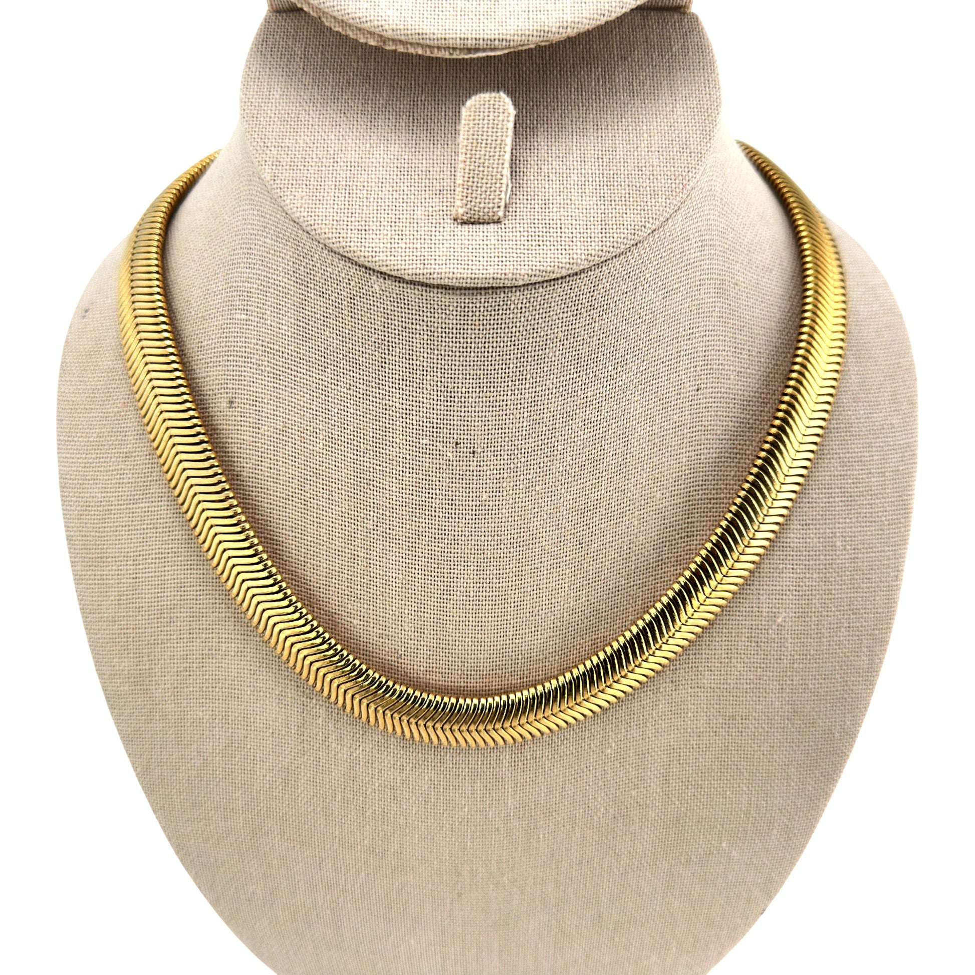 Flat-sitting sculpted gold-tone necklace – front view