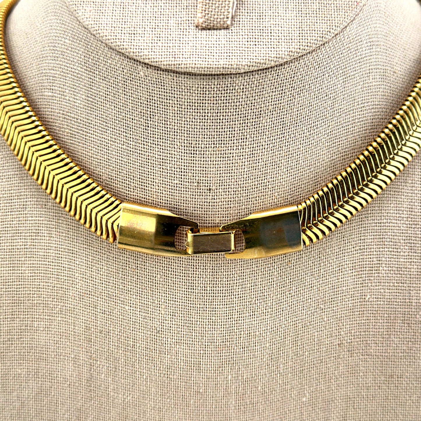 Flat-sitting sculpted necklace – angled view