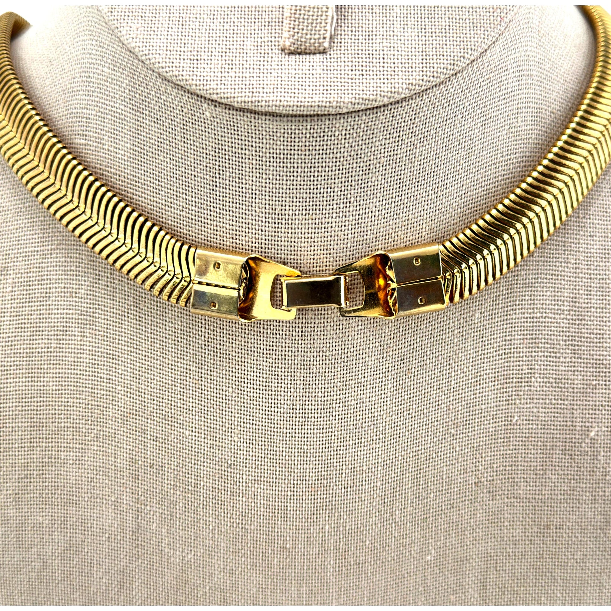 Flat-sitting sculpted necklace – detail