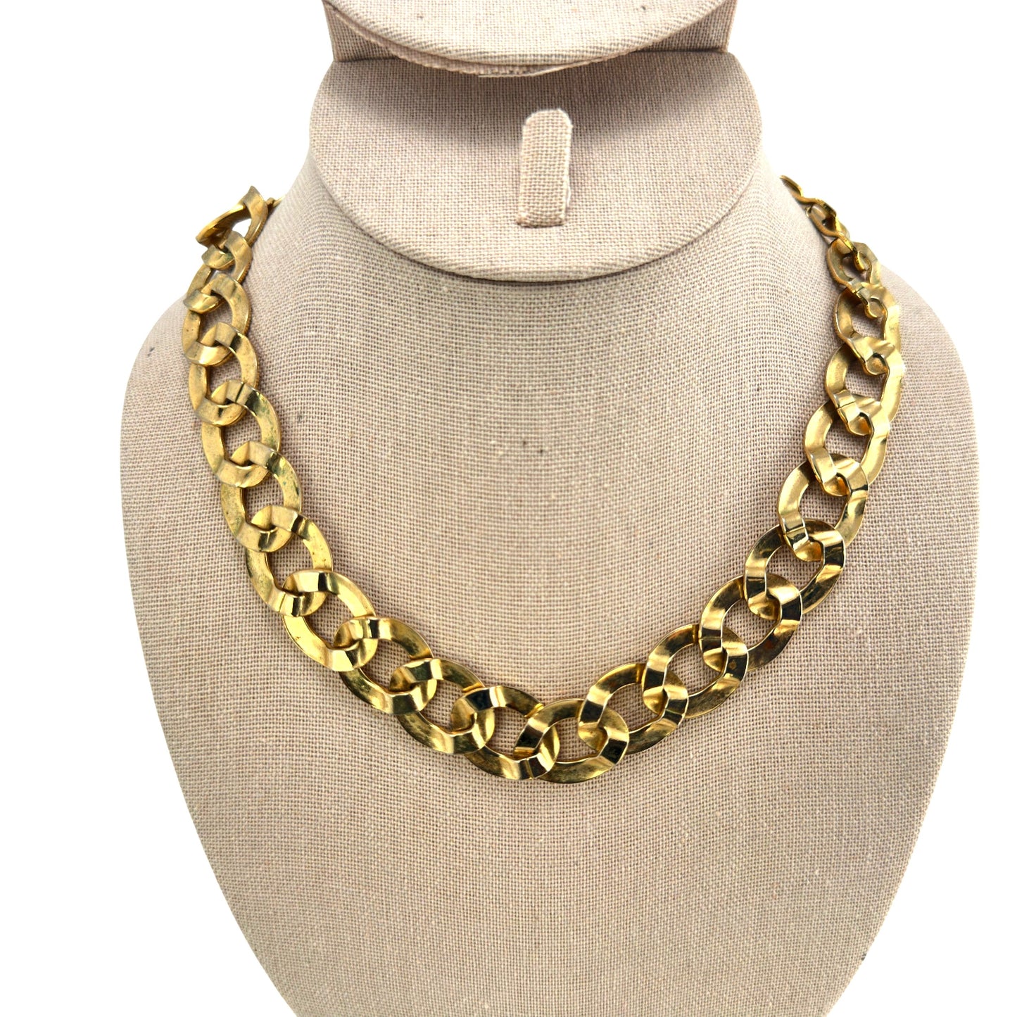 Gold-tone elongated link necklace – detail