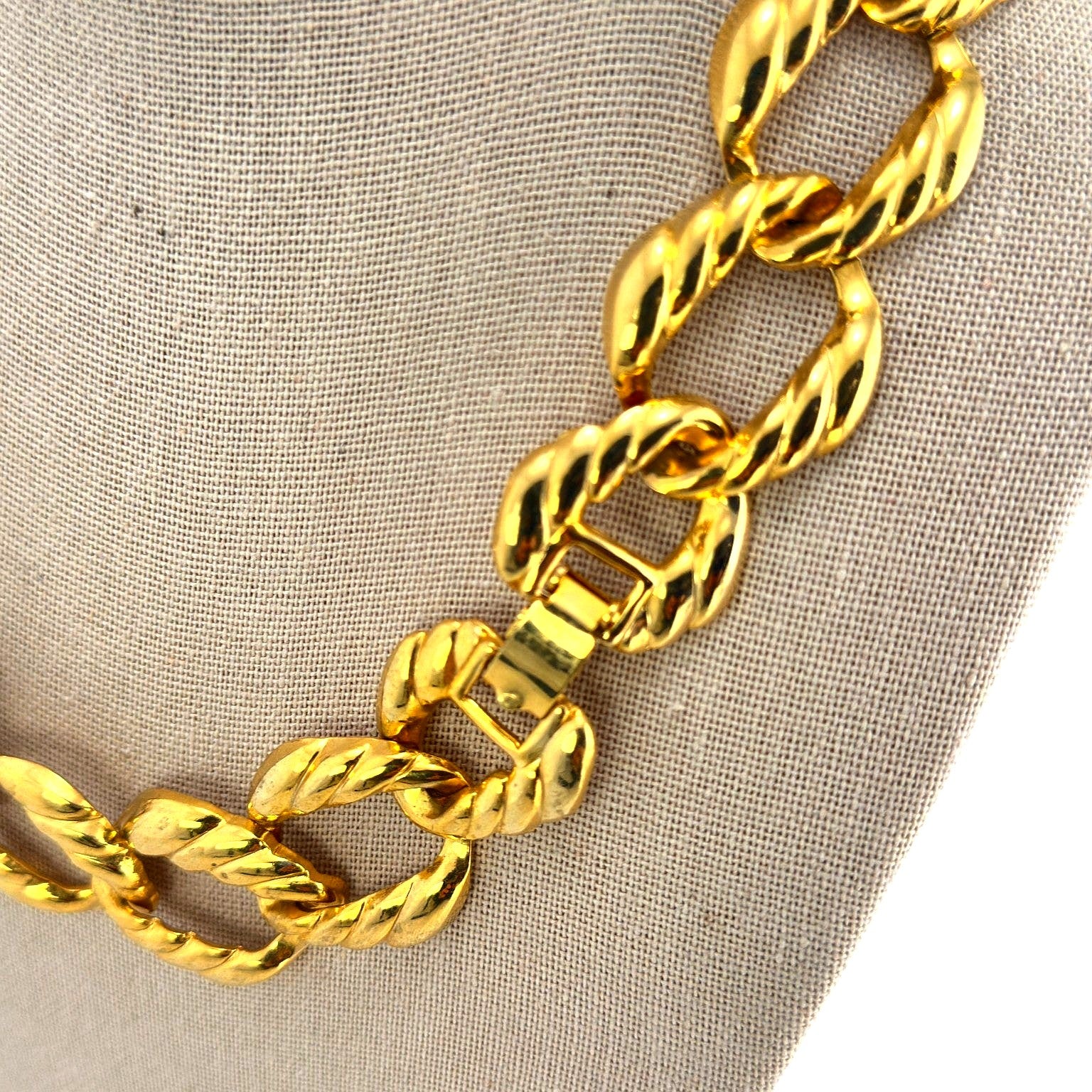 Sculpted link necklace – detail