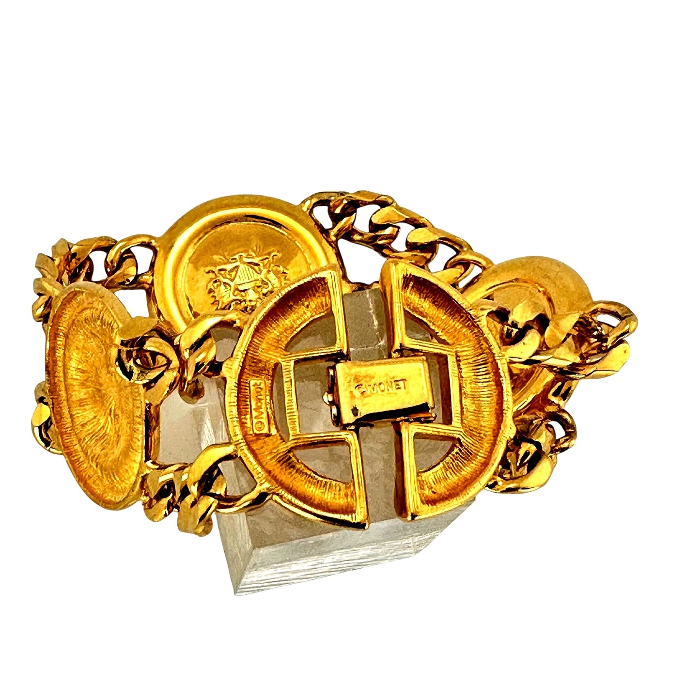 Vintage Monet bracelet in gold tone, clasp detail with Monet mark